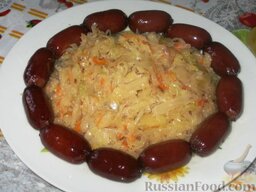 Квашеная капуста по-баварски: Капусту с колбасками выкладываем на тарелку. Можно кушать капусту квашеную тушеную так, а можно отварить еще картофель.  Приятного аппетита!