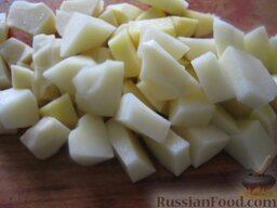 Мамин вермишелевый суп: Картофель очистить, помыть и нарезать кубиками.