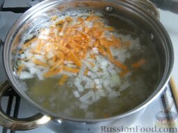 Мамин вермишелевый суп: Налить в кастрюлю 3 л воды, вскипятить. Добавить картофель, половину лука и моркови. Варить 20 минут.