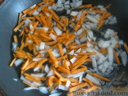 Мамин вермишелевый суп: Нагреть сковороду. Налить растительное масло, протушить вторую половину лука и моркови 3-5 минут на среднем огне.