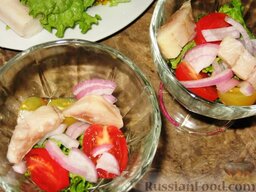 Салат с сельдью и помидорами: Укладываем  в креманки овощи и сельдь слоями.