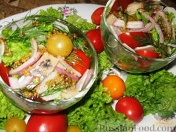 Салат с сельдью и помидорами: Польем салат с сельдью заправкой.  Приятного аппетита!