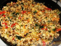 Фаршированная макрель: Когда овощи будут готовыми, добавляем рис и  грибную икру. Хорошо помешаем и потушим 5 минут. Посыплем зеленью. Начинка готова.