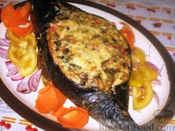 Фаршированная макрель: Немного остывшую фаршированную рыбу выкладываем на блюдо, украшаем овощами.  Приятного аппетита!