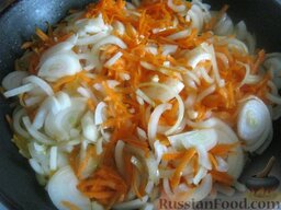 Плов в духовке с мидиями: Разогреть сковороду, налить растительное масло. Обжарить на среднем огне лук и морковь, помешивая, 5-7 минут.