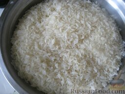 Плов в духовке с мидиями: Включить духовку. Помыть рис. Вскипятить чайник.