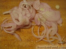 Салат из капусты «Закусон»: Лук очистить, вымыть и нарезать тонкими полукольцами (можно добавить немного крымского лука для сладости и цвета).