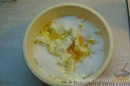 Творожная запеканка с изюмом: Творог, яйца, сахар, молоко, размягченное сливочное масло и ванилин выкладываем в посуду.