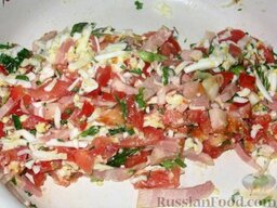 Салат-рулет с ветчиной: Ветчину и помидор режем соломкой, яйца трем, а лук и укроп мелко режем. Посолим и перемешаем. Добавим разведенный желатин.