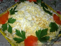 Салат "Мельник": В завершение трем оставшиеся  сыр и яйца. Украшаем салат цветами из моркови и зеленью. Даем салату 