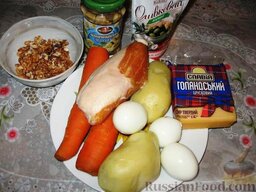 Праздничный салат: Как приготовить праздничный салат с курицей:    Картофель, морковь, яйца отвариваем и чистим. Куриное мясо режем мелкими кусочками. Орехи измельчаем скалкой.  Приготовим  большую  тарелку и будем собирать на ней салат.