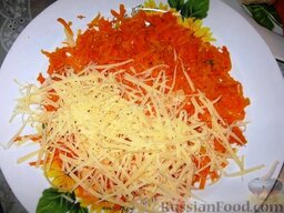 Праздничный салат: Равномерно натираем половину моркови. Затем также натереть половину сыра, яиц и картофеля. При желании слои посолить и поперчить. Смазать обильно майонезом.