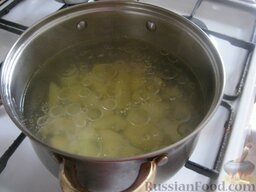 Сытный рисовый суп: Опустить картофель и рис в куриный кипящий бульон. Варить 15-20 минут.