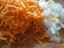 Сытный рисовый суп: Очистить и помыть морковь и лук репчатый. Лук нарезать кубиками. Морковь натереть на крупной терке.