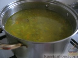 Сытный рисовый суп: В суп выложить зажарку и горошек. Посолить, поперчить, добавить лавровый лист. Накрыть крышкой и потомить рисовый суп на самом маленьком огне 5-7 минут. Добавить зелень.