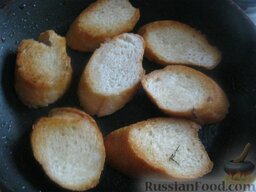 Оригинальные бутерброды: Налить растительное масло, обжарить на среднем огне хлеб 1-2 минуты, с двух сторон.