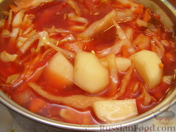 Борщ полтавский с курицей и галушками: Добавить нарезанную картошку, довести до кипения, прикрутить. Варить при слабом кипении до готовности картофеля (15-20 минут). Перед выключением можно добавить томатную пасту. Затем борщ выключить и дать настояться еще 5-10 минут.