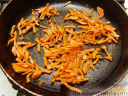 Борщ полтавский с курицей и галушками: Морковь очистить, вымыть, нарезать брусочками. На сковороде разогреть 1-2 ст. ложки растительного масла. Обжарить морковь на среднем огне до золотистого цвета. Добавить морковь в бульон. Варить бульон еще 15 минут.