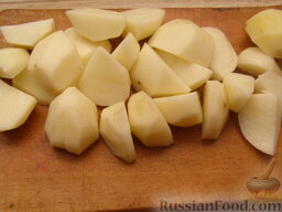Борщ полтавский с курицей и галушками: Картофель очистить, вымыть и нарезать.