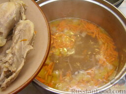 Борщ полтавский с курицей и галушками: Готовое мясо вынуть из бульона.