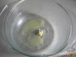 Омлет в микроволновке: В посуде, в которой будет готовиться омлет, растопить масло в микроволновой печи. Тщательно смазать им дно и края посуды.