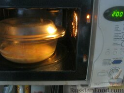 Омлет в микроволновке: Поставить посуду в микроволновую печь, накрыть крышкой и установить таймер на 2 минуты в обычном режиме.