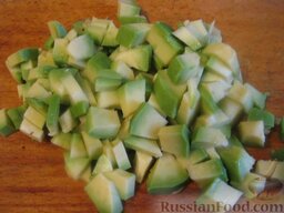 Салат "Сладкая парочка": Очистить авокадо и нарезать кубиками.