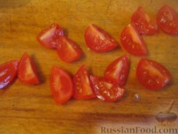 Салат "Сладкая парочка": Последними помыть и нарезать помидорки Черри.