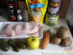 Оливье с кальмарами: Ингредиенты для салата Оливье с кальмарами перед Вами.  Помыть и отварить до готовности картофель и морковь, 25-30 минут.