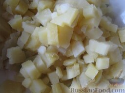 Оливье с кальмарами: Картофель очистить и нарезать кубиками.