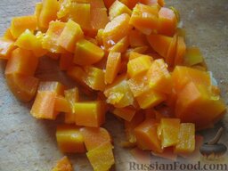 Оливье с кальмарами: Морковь очистить и нарезать кубиками.