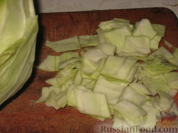 Восточный салат из капусты: Капусту нарежьте кубиками.