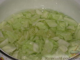 Восточный салат из капусты: Залейте капустные кубики крутым кипятком и оставьте на 2 минуты.