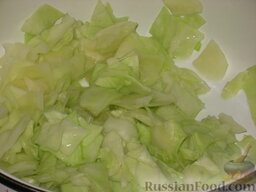 Восточный салат из капусты: Слейте с капусты воду.