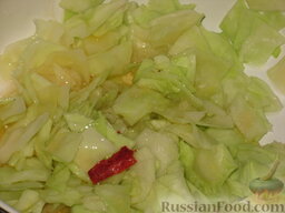 Восточный салат из капусты: Заправьте капусту лимонным соком и залейте горячим маслом со специями.  Оставьте мариноваться на 4 часа.
