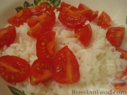 Салат из тунца с рисом, помидорами и бананами: Помыть и нарезать помидоры.