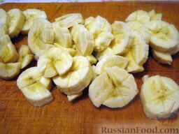 Салат из тунца с рисом, помидорами и бананами: Нарезать бананы кусочками. Сбрызнуть лимонным соком.
