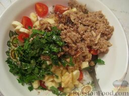 Салат из тунца с рисом, помидорами и бананами: Тунец открыть, размять вилкой. Добавить в салатник.
