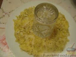 Салат "Гранатовый браслет" со шпротами: В центр блюда выставить стакан. Вокруг стакана выложить слой картофеля.