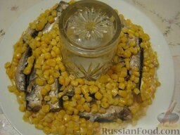 Салат "Гранатовый браслет" со шпротами: Затем слой консервированной  кукурузы. Немного майонеза.