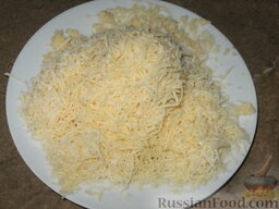 Полента с брынзой: За 5 минут до готовности добавим тертый сыр.
