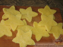 Полента с брынзой: С помощью выемки для печенья вырежем из поленты звездочки (цветочки, сердечки).