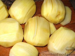 Картофельные веера с сыром: На картофеле аккуратно сделать глубокие продольные надрезы (но не разрезать до конца).