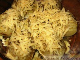 Картофельные веера с сыром: Посыпать картофель тертым сыром и запекать картофельные веера еще 15-20 минут. Сыр должен расплавиться и подрумяниться.