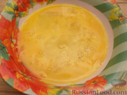 Тарталетки из лаваша: Яйца слегка взбить.  (В яйца можно добавить соль, специи, но это уже по желанию.)