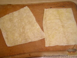 Тарталетки из лаваша: Для приготовления одной тарталетки понадобятся два квадрата лаваша. Смачиваем их в яйце с одной стороны. Можно пользоваться специальной кисточкой. Или обмакнуть одну сторону одного из квадратов в яйцо, а затем потереть листы лаваша друг о друга, равномерно распределяя яйцо по поверхности.