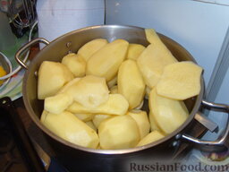 Карп, запечённый с картошкой в духовке: Чистим картофель.