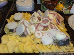 Карп, запечённый с картошкой в духовке: Покрываем кольцами лука рыбу, желательно максимально плотно, но не принципиально.