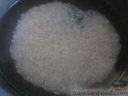 Салат "Нептун": Промыть рис. Залить холодной водой. Отварить до готовности 15-20 минут. Откинуть на дуршлаг. Промыть.