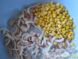 Салат "Нептун": Выложить в миску кальмаров, добавить консервированную кукурузу.